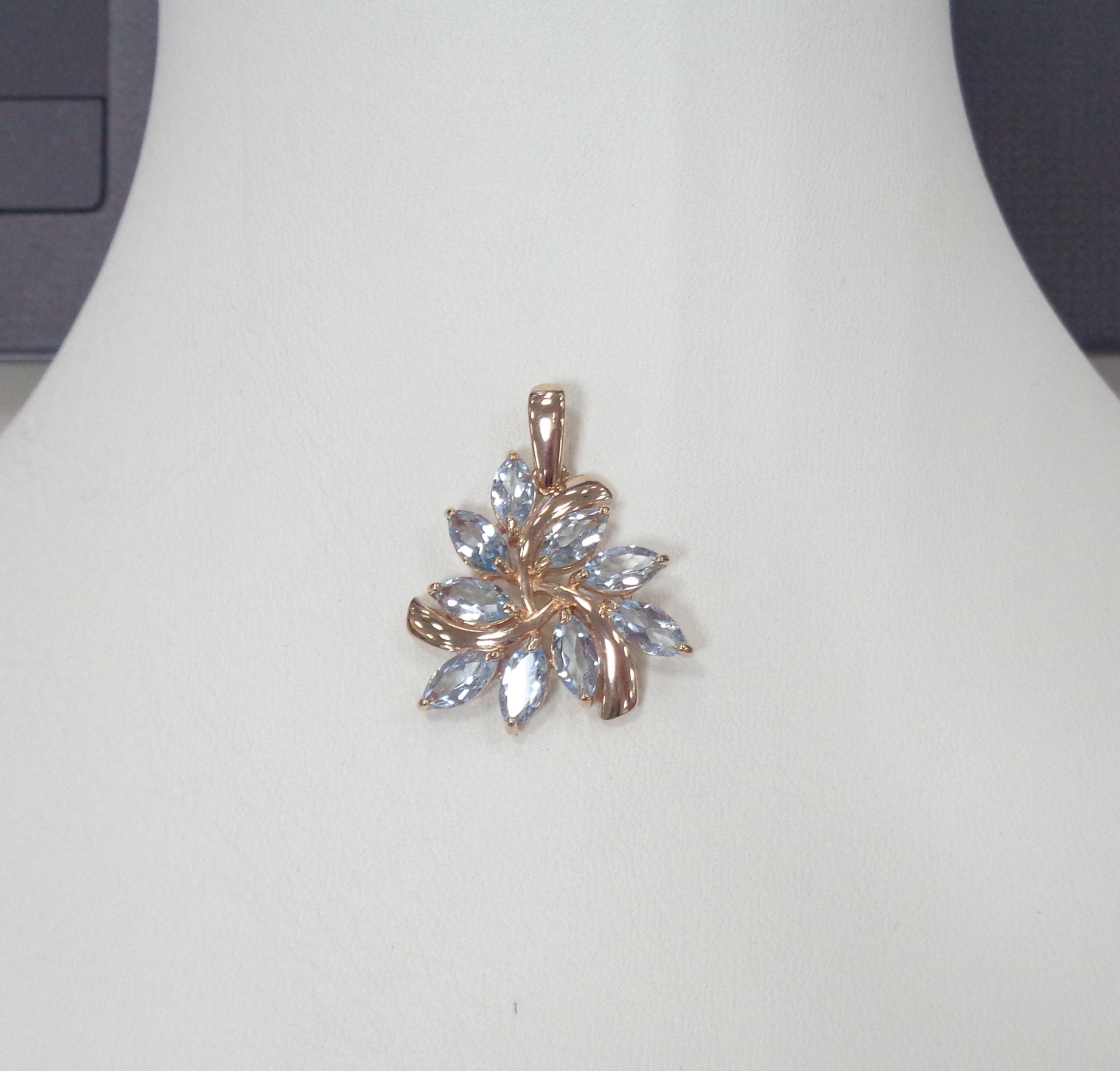 Серебряная подвеска с топазами